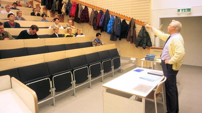 Učitel pustil studentům porno! Dívky se kryly za sešity. VIDEO