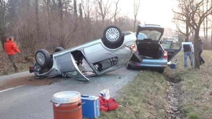 Auto skončilo na střeše, hasiči se museli k osobám uvnitř prostříhat