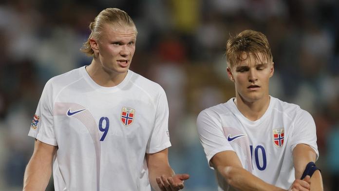 Erling Haaland a Martin Ødegaard v norském reprezentačním dresu