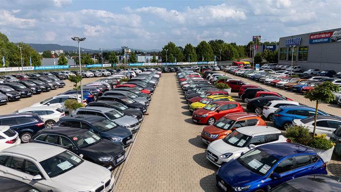 Češi kupují stále dražší ojetiny: prodeje aut s cenou přes 400 000 Kč se za pět let zdvojnásobily