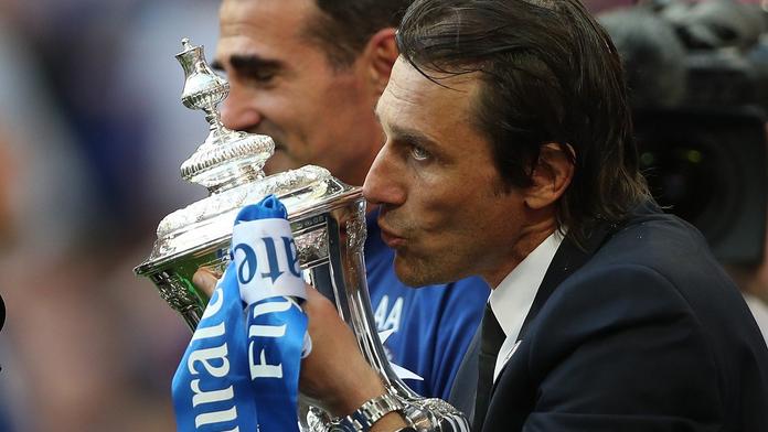 Konec Conteho v Chelsea: Klub z Londýna brzy představí Sarriho!