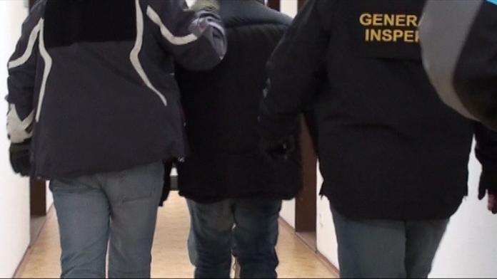 Bachař nosil za úplatu do věznice mobily a drogy, zadržela ho inspekce