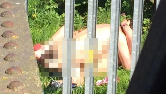 Sex před zraky dětí: Nahý pár si to rozdal přímo u školy! FOTO