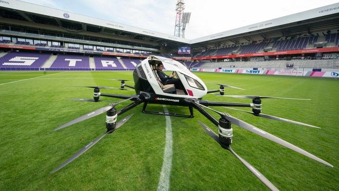 V Rakousku testují létající taxi. Cestující přemisťuje unikátní dron