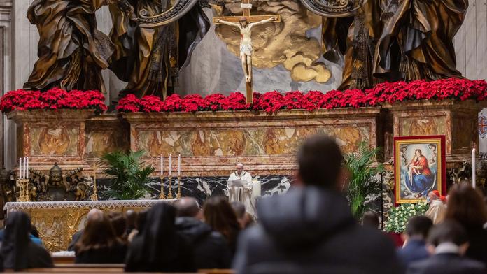 Papež sloužil půlnoční mši téměř bez lidí a dříve kvůli zákazu vycházení