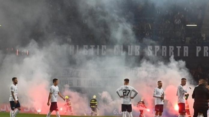 Sparta vedla, kotel zasypal hřiště světlicemi. Zbytek stadionu ho vypískal