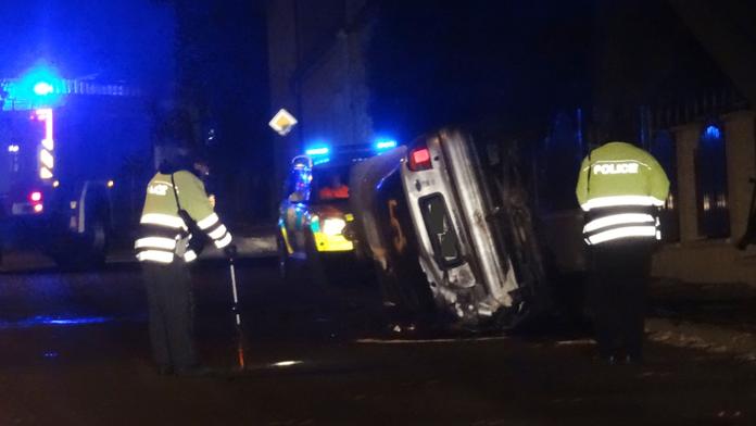 Převrácené auto přimáčklo šoférovi hlavu, neměl šanci