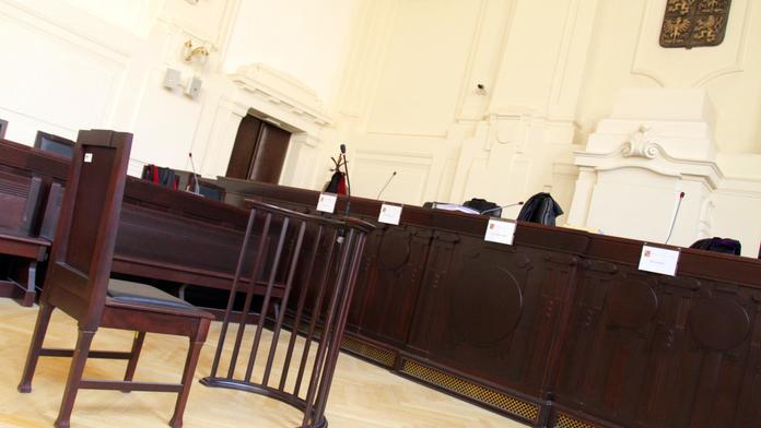 Soudce nepíše rozsudky včas, odsouzení běhají na svobodě