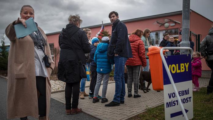 K urnám přišlo nebývale mnoho voličů. Kdo na tom nejvíc vydělal