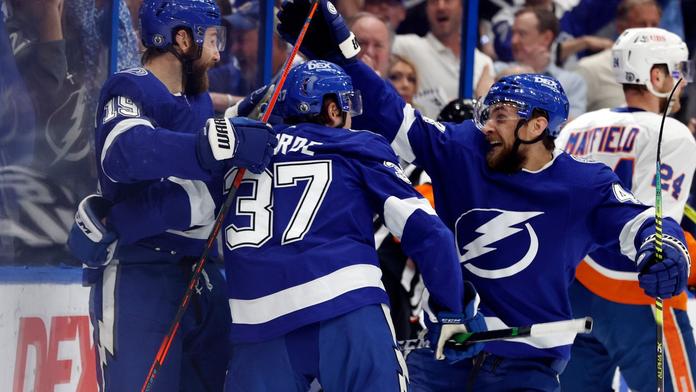 Těžká rána pro Islanders, Tampa je ztrestala osmi góly. Pálil i Palát
