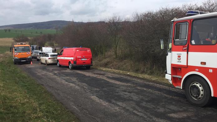 Při prořezávání stromů srazilo dělníka auto, strašlivou nehodu nepřežil!