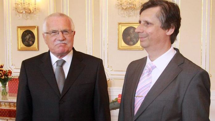 Fischer trumfl Klause. Prezidentovi nikdy nevěřilo méně lidí