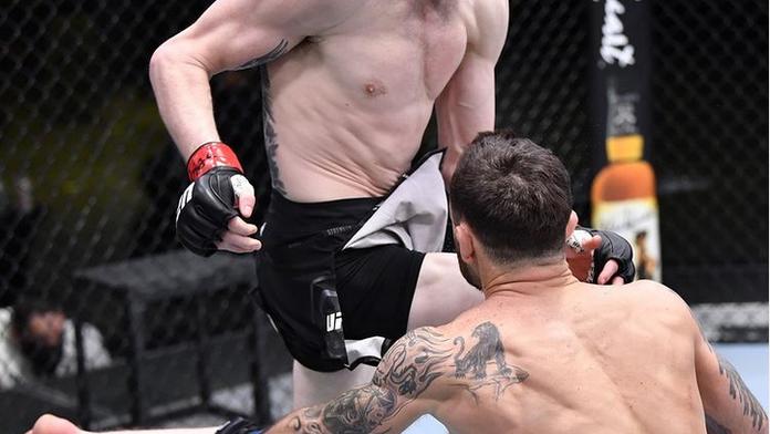 Sandman uspal soupeře naskočeným kolenem. Volkov ukončil Overeema
