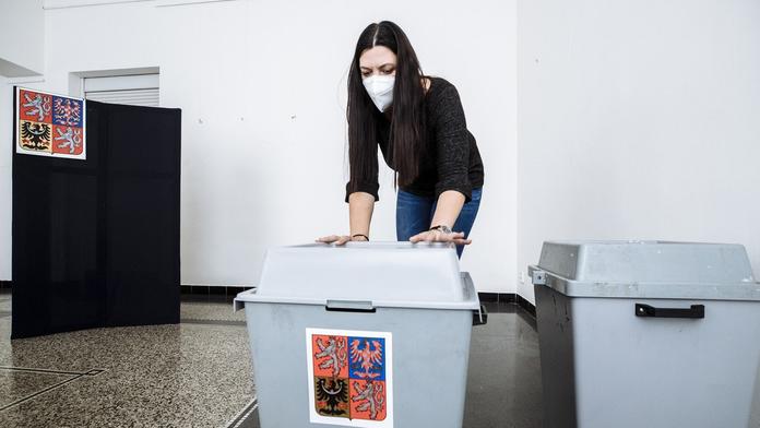 Průzkum: Dva měsíce po volbách vede v preferencích ANO