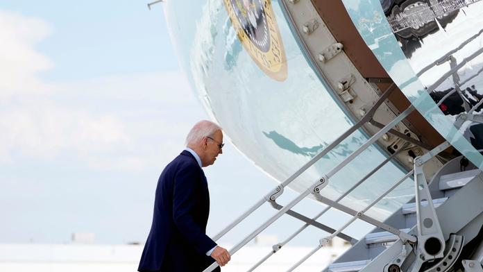 Další potíž před volbami. Biden má covid, přerušil kampaň a je v izolaci