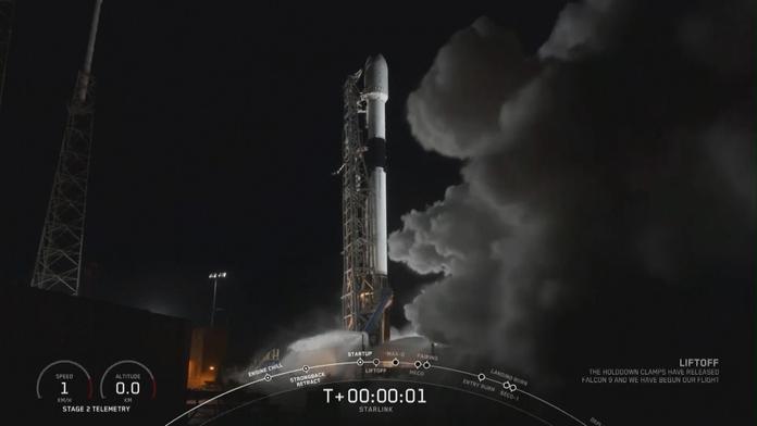 Falcon 9 opět ve vzduchu! Sedmý let dodal na oběžnou dráhu 60 satelitů