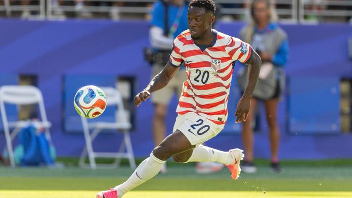 Kontroverzní rozhodnutí FIFA! Hvězda USA bude i přes červenou hrát osmifinále
