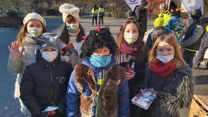 Netradiční mikulášská kontrola. Zlobiví řidiči dostali od dětí uhlí