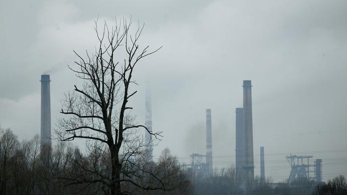 Muž zkolaboval ve 30metrové výšce, záchranáři za ním museli na komín