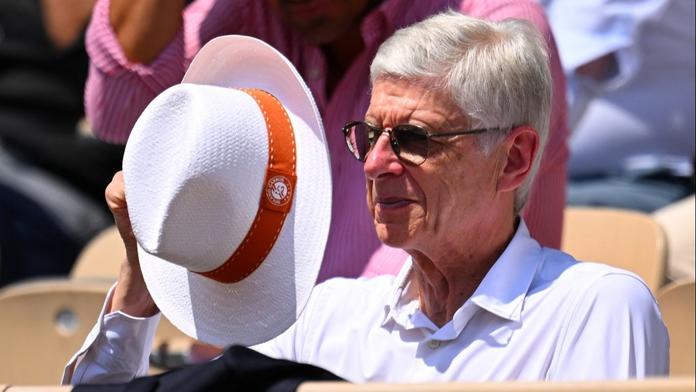 Přistižen při činu. Ikona Arsenalu Wenger si užívá v Řecku s mladou kráskou