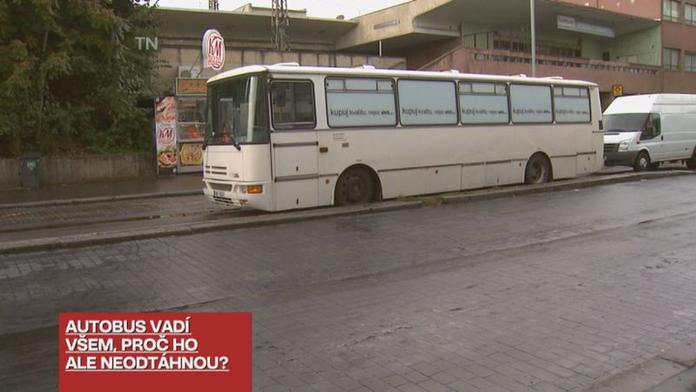 KAUZA BUS: Našli jsme místo v Praze, kde zaparkujete zadarmo! Auto pohlídají policisté!