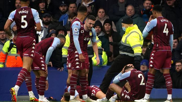 Nechutné chování fanoušků Evertonu. Trefili hráče plnou lahví, policie zatýkala