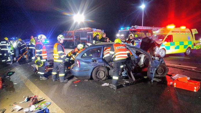 Vážná nehoda mezi Mostem a Louny. Šest lidí se zranilo, někteří těžce