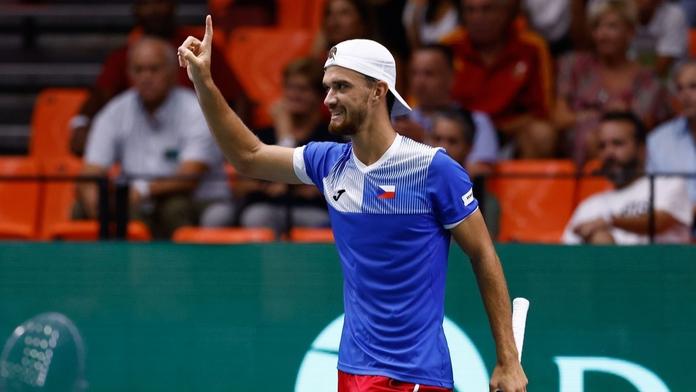 Češi mají na Davis Cupu druhou výhru. Uspěli Macháč i Lehečka