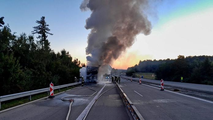 Požár kamionu na dálnici D5