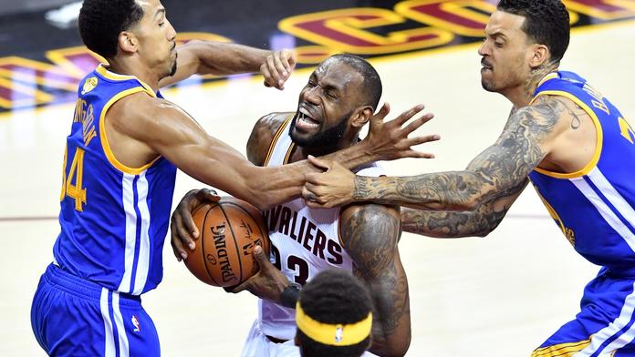 LeBron přepisoval historii! Cleveland díky němu udržel naději