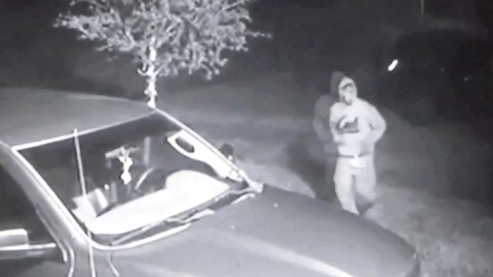 Každou noc jim kradli auto a zas ho vraceli. Manželé měli divné tušení