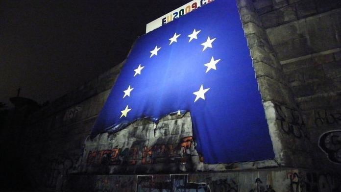 Vlajka EU na Letné láká žháře. Zase hořela
