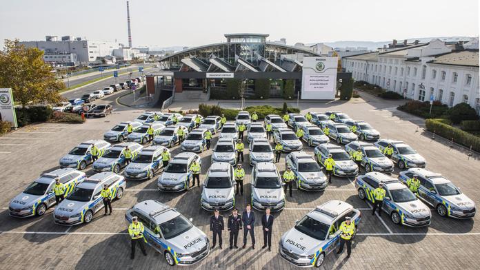 Policisté dostali na dálnice nové superby. Stovku zvládnou za necelých šest vteřin