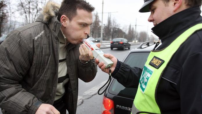 Pozor na alkohol, počet nehod stoupá! Kde je riziko největší? MAPA