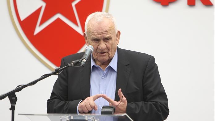 Slavný trenér se řítil po dálnici v protisměru. Jízda skončila nehodou