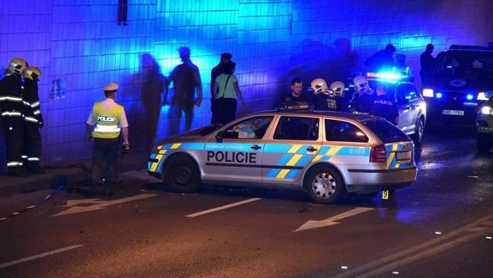 Policista zastavil motorkáře autem a čeká ho soud. Kolegové se bouří