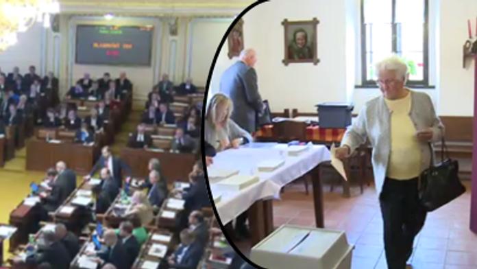 ANO stále s přehledem vede, do Sněmovny by šli i Piráti a Realisté