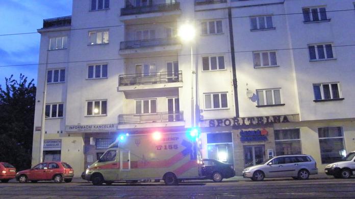Policie pátrá po muži, který v Malešicích pobodal cizince