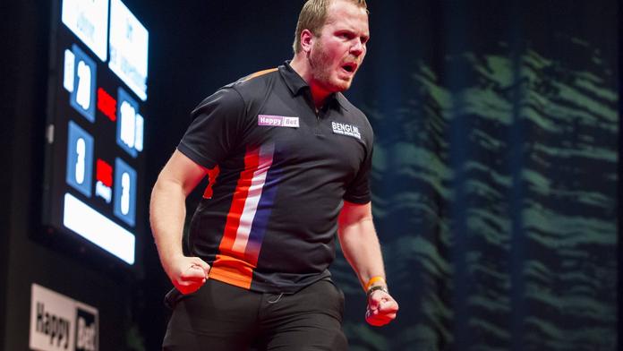 Price přejel Kinga, raduje se i Chisnall a nenasazený van Duijvenbode