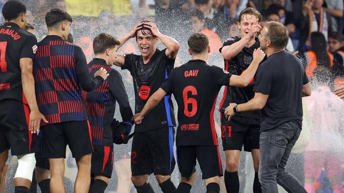 Fotbalisté Barcelony slaví titul mezi zapnutými rozstřikovači
