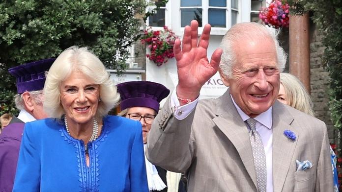 Král Karel má nový roztomilý šperk. Nejspíš ho dostal od princezny Charlotte