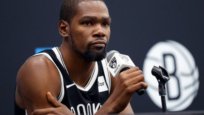 Kevin Durant dostal milionovou pokutu. Na internetu urážel herce