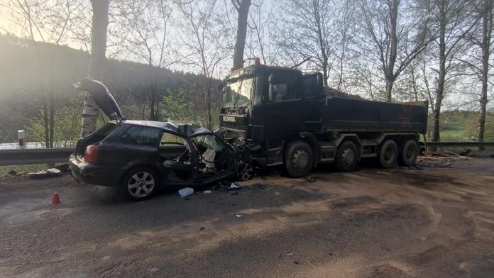 Dvě smrtelné nehody. Audi vjelo pod náklaďák, kamion do cesty motorkáři