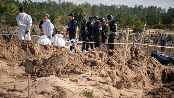 Ukrajinci našli u Lymanu hromadný hrob a provizorní hřbitov se stovkami těl