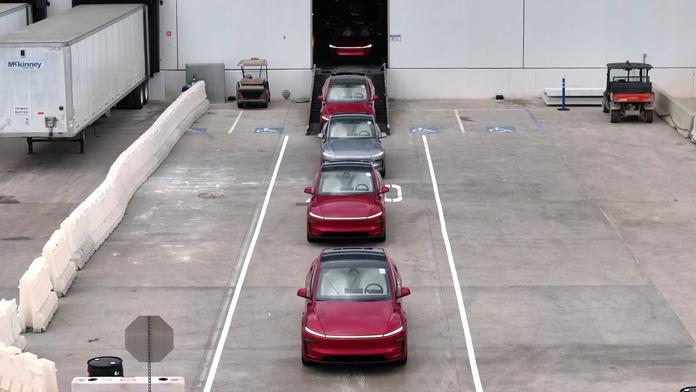 Rozpačitý start robotických taxíků Tesly. Už po pár dnech se kupí selhání