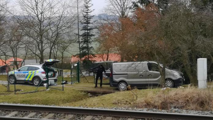 Lidé chtějí pomoci muži, který bránil střelbou svůj dům. Poslali desetitisíce