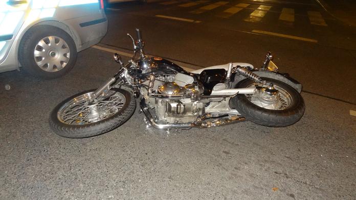 Auto srazilo v centru Prahy motorkáře. Kdo jel na červenou?