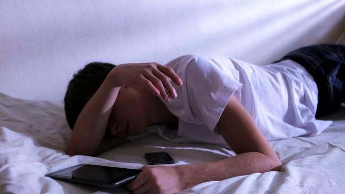 Nabíjíte si mobil přes noc v ložnici? Budete tlustí, varují vědci