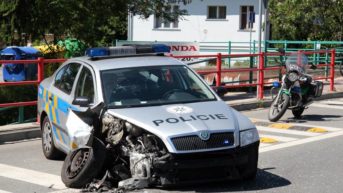 Nepozorný řidič sejmul policejní auto s majáky!