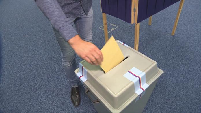 Volební průzkum: ANO padá, rostou piráti se starosty a SPD